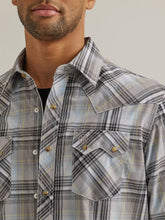 Cargar imagen en el visor de la galería, Men&#39;s Wrangler Retro Long Sleeve Sawtooth Snap Shirt 44302
