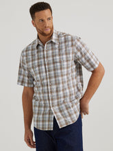 Load image into Gallery viewer, Men&#39;s Wrangler Classic Fit Short Sleeve Shirt 44412
