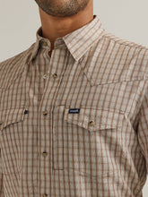 Cargar imagen en el visor de la galería, Men&#39;s Wrangler Performance Long Sleeve Snap Shirt 44574
