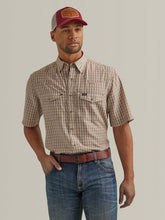 Cargar imagen en el visor de la galería, Men&#39;s Wrangler Performance Long Sleeve Snap Shirt 44574
