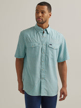 Cargar imagen en el visor de la galería, Men&#39;s Wrangler Performance Short Sleeve Snap Shirt 44595
