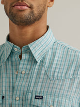 Cargar imagen en el visor de la galería, Men&#39;s Wrangler Performance Short Sleeve Snap Shirt 44595
