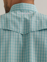 Cargar imagen en el visor de la galería, Men&#39;s Wrangler Performance Short Sleeve Snap Shirt 44595
