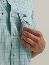 Cargar imagen en el visor de la galería, Men&#39;s Wrangler Performance Short Sleeve Snap Shirt 44595
