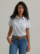 Cargar imagen en el visor de la galería, Women&#39;s Wrangler Essential Plaid Short Sleeve Snap Shirt 44645
