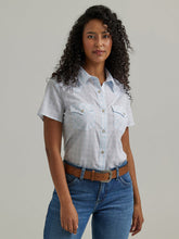 Cargar imagen en el visor de la galería, Women&#39;s Wrangler Essential Plaid Short Sleeve Snap Shirt 44645
