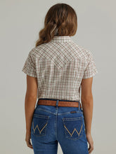 Cargar imagen en el visor de la galería, Women&#39;s Wrangler Essential Plaid Short Sleeve Snap Shirt 44663
