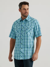 Cargar imagen en el visor de la galería, Men&#39;s Wrangler 20x Advanced Comfort Short Sleeve Snap Shirt 44691
