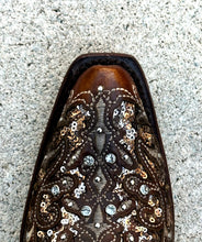 Cargar imagen en el visor de la galería, Corral Women&#39;s Snip Toe Boots A3671 Cognac Inlay, Flowered Embroidery &amp; Studs
