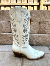 Cargar imagen en el visor de la galería, Corral Women&#39;s Pointed Toe Boots Z5103 Patent Leather Embroidery - White
