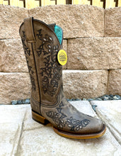 Load image into Gallery viewer, Corral Women&#39;s Square Toe Boots Inlay Embroidery &amp; Studs Z5134 - Brown
