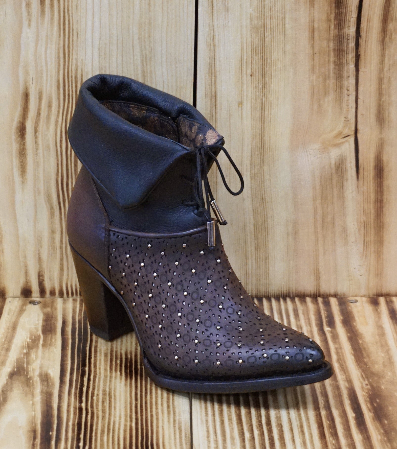 Cuadra Women's Laser & Studs Round Toe Ankle Boot CU591 - Negro/Cafe