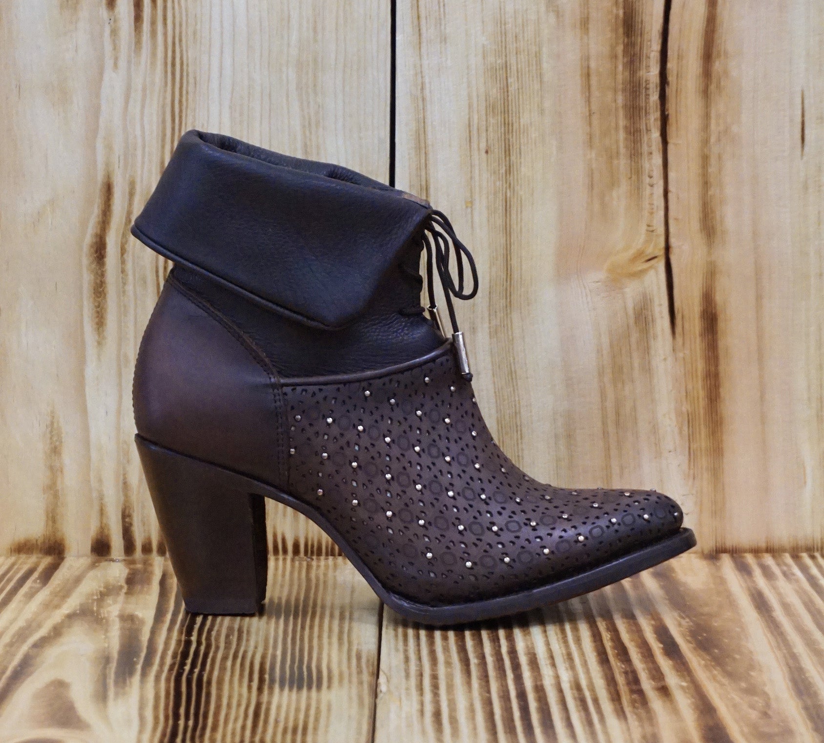 Cuadra Women's Laser & Studs Round Toe Ankle Boot CU591 - Negro/Cafe