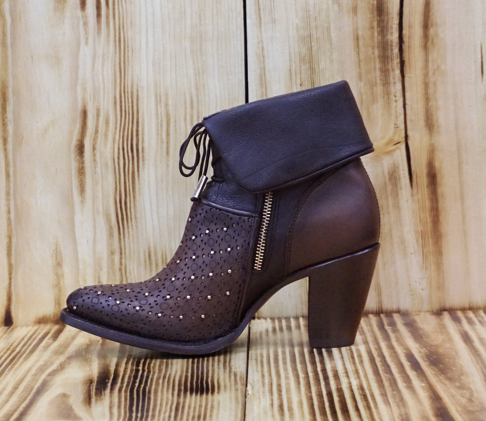 Cuadra Women's Laser & Studs Round Toe Ankle Boot CU591 - Negro/Cafe