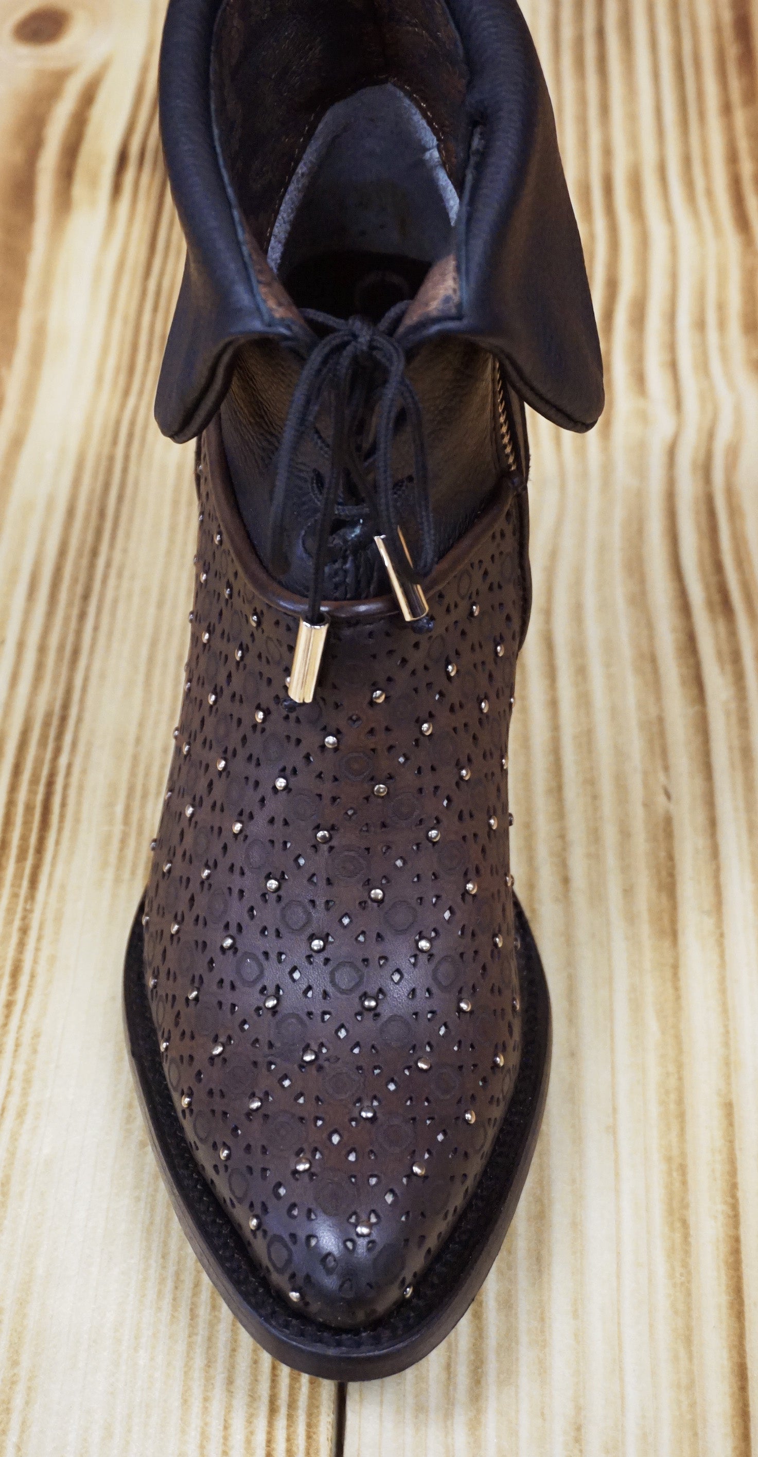 Cuadra Women's Laser & Studs Round Toe Ankle Boot CU591 - Negro/Cafe