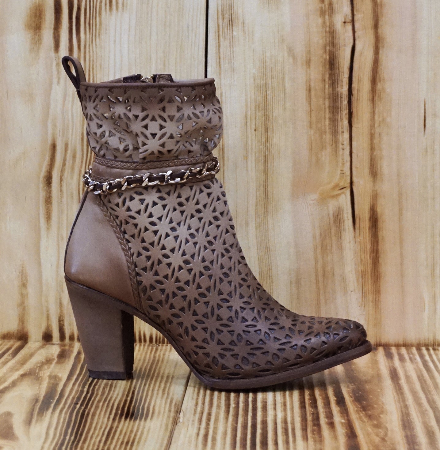 Cuadra Women's Honey Cut Out & Harness Round Toe Ankle Boot CU572 - Degradado Miel