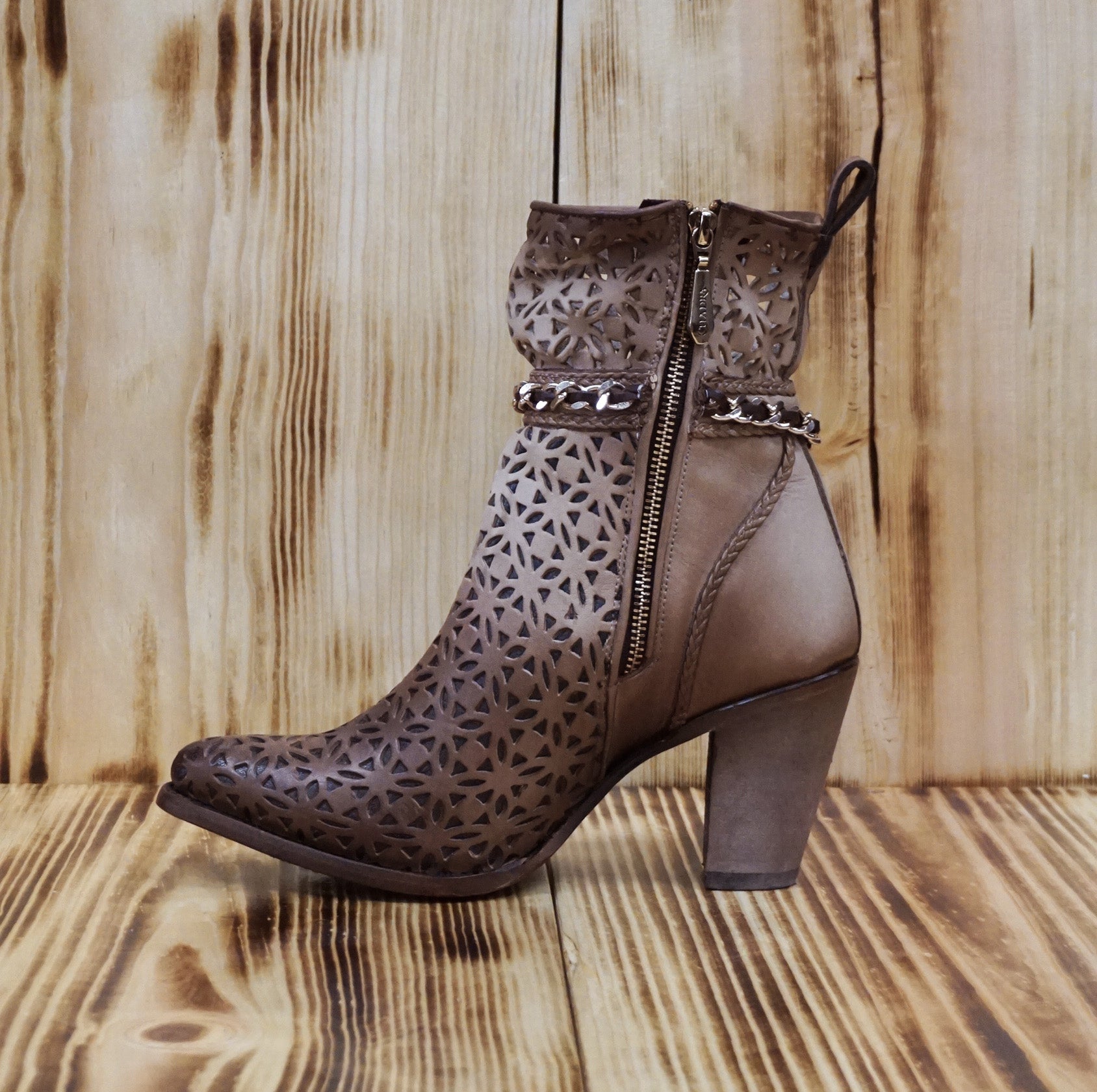 Cuadra Women's Honey Cut Out & Harness Round Toe Ankle Boot CU572 - Degradado Miel