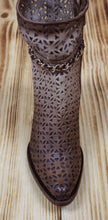 Cargar imagen en el visor de la galería, Cuadra Women&#39;s Honey Cut Out &amp; Harness Round Toe Ankle Boot 3F73RS - Degradado Miel
