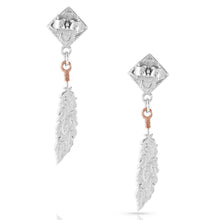 Cargar imagen en el visor de la galería, Montana American Legends Feather Earrings ER4823
