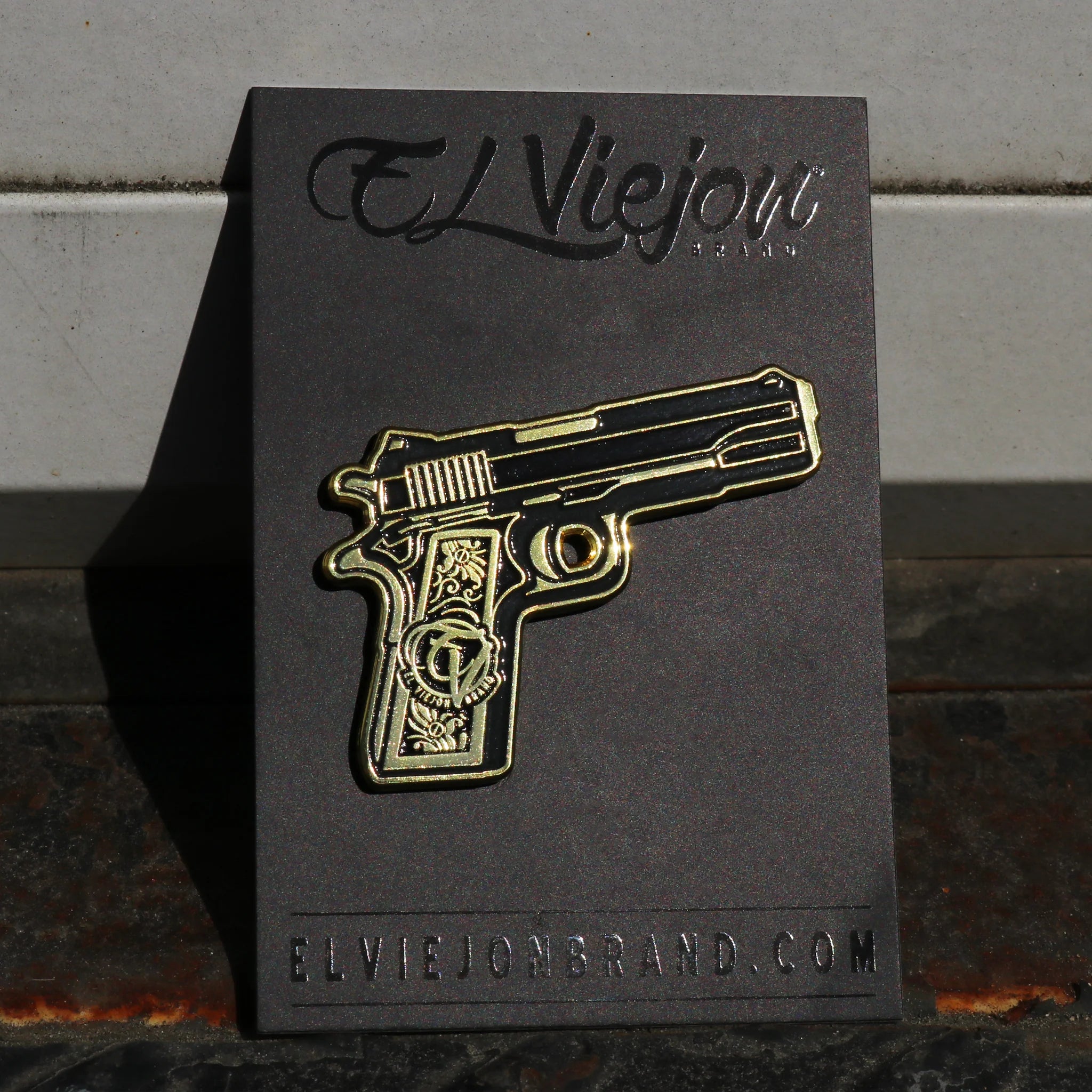 El Viejon Brand Cachas De Oro Pin