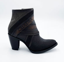 Load image into Gallery viewer, Cuadra Women&#39;s Black Stingray Laser &amp; Woven Round Toe Ankle Boot 3F86MA

